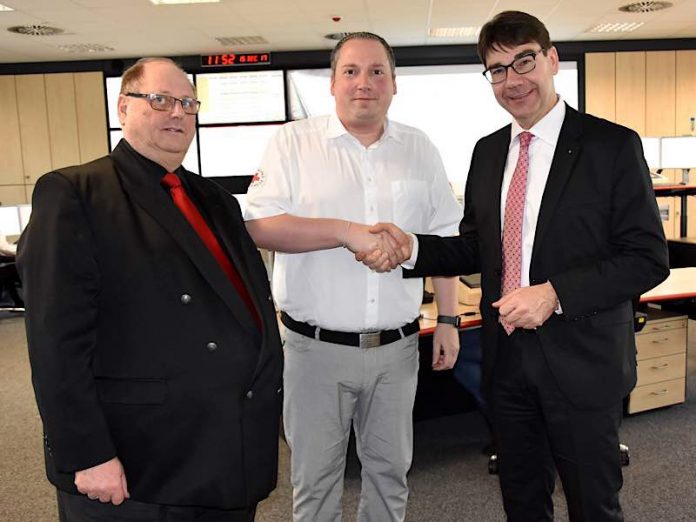 Oberbürgermeister Thomas Hirsch (r.) hat der Integrierten Leitstelle Landau vor Weihnachten einen Besuch abgestattet und sich mit Bernd Fischer (l.), Geschäftsführer der DRK Rettungsdienst Südpfalz GmbH, und Matthias Bruhne, Leiter der Landauer Leitstelle, ausgetauscht. (Foto: Stadt Landau in der Pfalz)