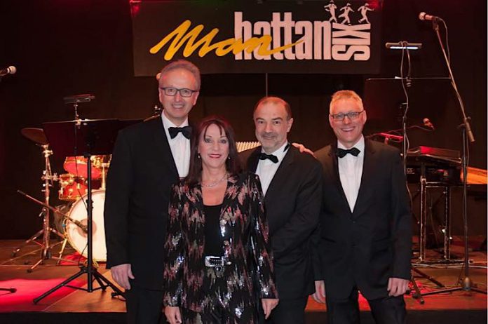 Die Band Manhattan Six sorgt für Live-Musik beim Hochschulball der Frankfurt University of Applied Sciences. (Foto: Bernhard Kredel) Die Band Manhattan Six sorgt für Live-Musik beim Hochschulball der Frankfurt University of Applied Sciences. (Foto: Bernhard Kredel)