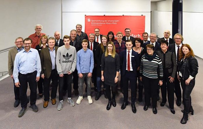 Elke Rottmüller (4.v.r.), Vorstandsvorsitzende der Sportstiftung und Landrat Clemens Körner (10.v.r.) übergeben Fördergelder der Sportstiftung der ehemaligen Kreissparkasse Rhein-Pfalz. (Foto: Sparkasse Vorderpfalz)