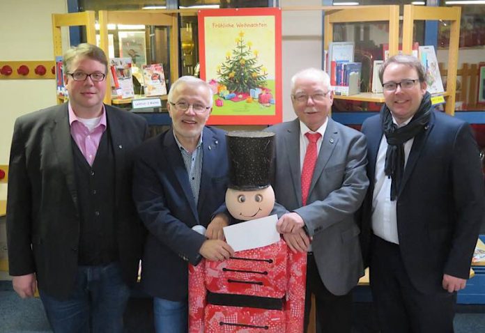 Die Vorsitzenden der beiden Ortsvereine von CDU und SPD (Jürgen Vogt und Dieter Schuhmacher) und die beiden Beigeordneten Tobias Meyer und Ralf Trösch. (Foto: Gemeindeverwaltung Haßloch)