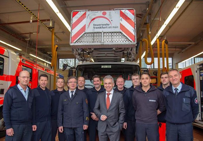 OB Peter Feldmann bei seinem Besuch in der Feuerwache 21 (Foto: Stadt FRANKFURT / Bernd Kammerer)