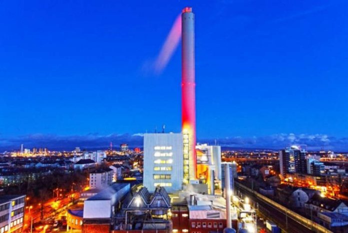 Der nächtlich beleuchtete Kamin (Foto: GML – Gemeinschafts-Müllheizkraftwerk Ludwigshafen GmbH)