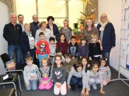 Start der Weihnachtswunschaktion mit Kindern des Kindergarten St. Elisabeth und Vertretern der Firma John Deere und der Stadtverwaltung Bruchsal im Rathaus am Otto-Oppenheimer-Platz. (Foto: Stadt Bruchsal)