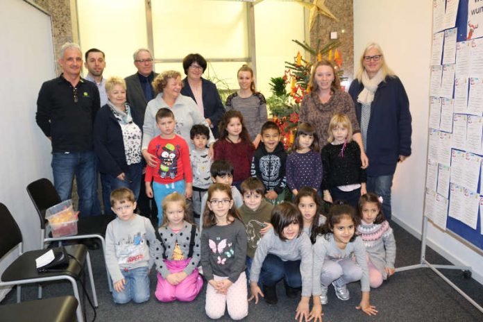 Start der Weihnachtswunschaktion mit Kindern des Kindergarten St. Elisabeth und Vertretern der Firma John Deere und der Stadtverwaltung Bruchsal im Rathaus am Otto-Oppenheimer-Platz. (Foto: Stadt Bruchsal)