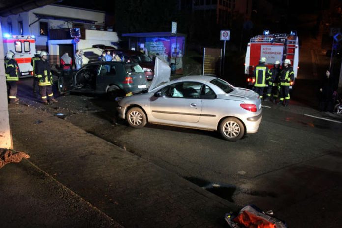 Zwei PKW waren bei dem Verkehrsunfall beteiligt (Foto: Presseteam der Feuerwehr VG Lambrecht)