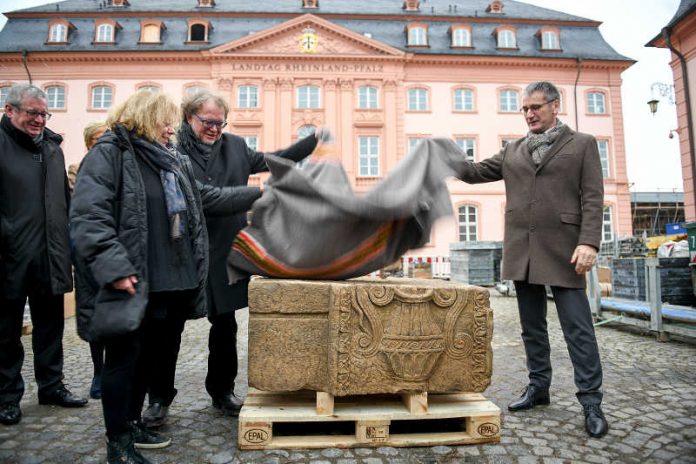 Eckquader mit reichen Verzierungen