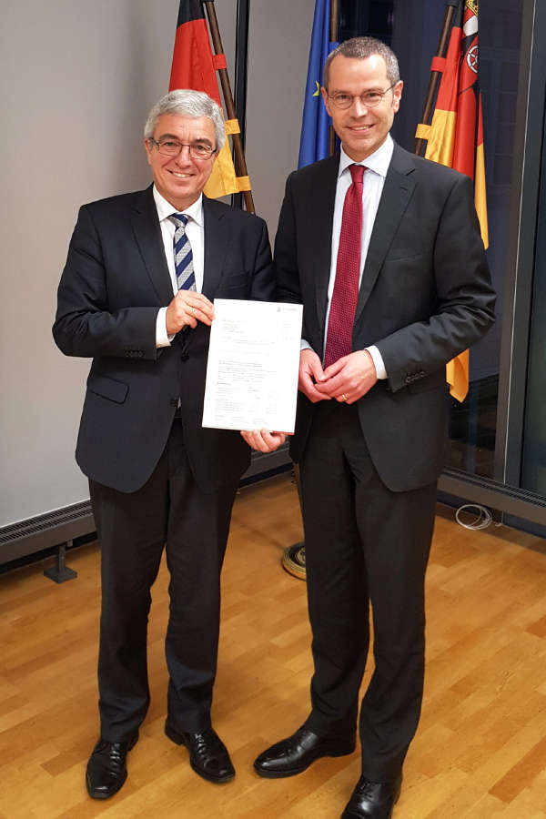 Landaus Bürgermeister Dr. Maximilian Ingenthron (r.) nahm in Mainz aus den Händen von Innenminister Roger Lewentz den neuen Bewilligungsbescheid für die Stadtumbaumaßnahme „Östliche Innenstadt“ entgegen. (Foto: Stadt Landau in der Pfalz)