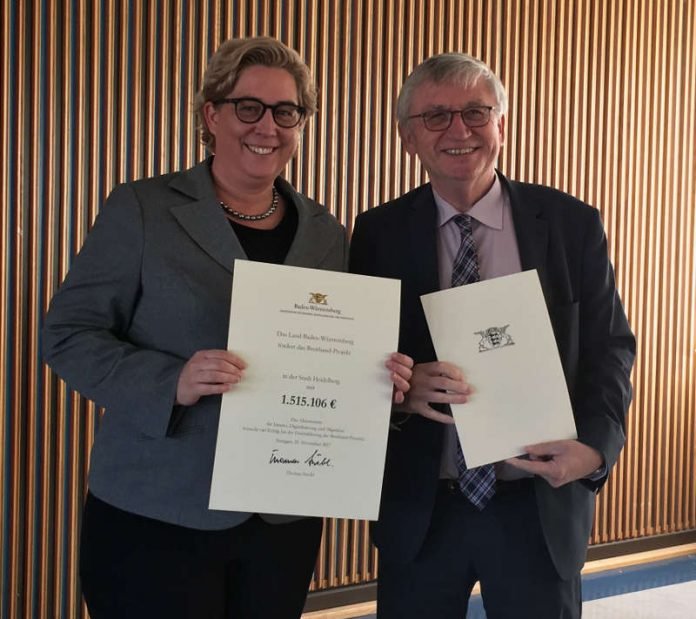 Ministerialdirektor Julian Würtenberger überreichte Nicole Huber, Leiterin des Referats des Oberbürgermeisters, am 22. November 2017 in Stuttgart den Förderbescheid zum Breitbandausbau. (Foto: Stadt Heidelberg)