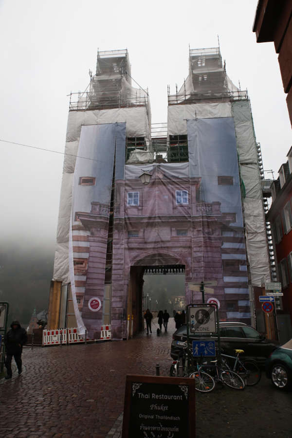 Ein Fotobanner verschönert künftig die Baustelleneinrichtung für die Fassadensanierung am Tor der Alten Brücke. (Foto: Knappe)