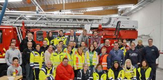 Gruppenbild der Rettungshundestaffel und der Feuerwehr Deidesheim (Foto: Anita Link)