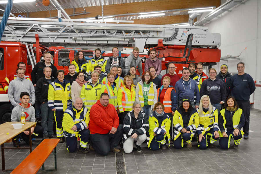 Gruppenbild der Rettungshundestaffel und der Feuerwehr Deidesheim (Foto: Anita Link)