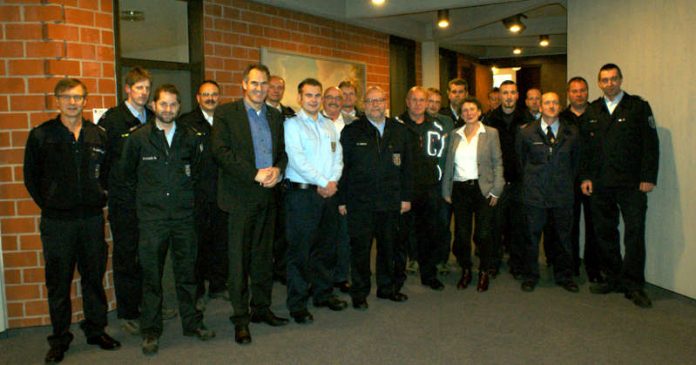 Landrat Dietmar Seefeldt (5.v.l.) und Kreisfeuerwehrinspekteur Jens Thiele (rechts daneben) mit den Wehrleitern. (Foto: Kreisverwaltung Südliche Weinstraße)