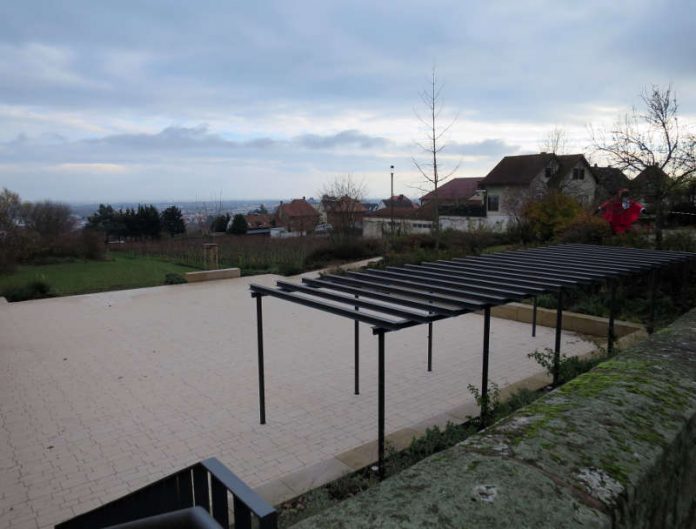 Der neue Dorfplatz mit Blick in die Rheinebene. (Foto: Stadtverwaltung Neustadt)