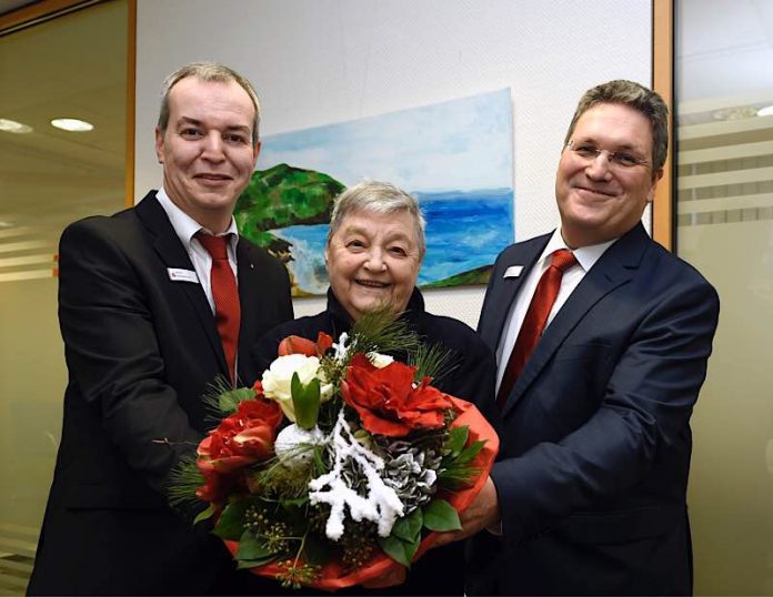 Große Freude über den erneuten PS-Los-Gewinn (v.l.n.r): Kundenberater Bernd Schwamborn, die glückliche Gewinnerin Herta Groh und Geschäftsstellenleiter Berndt Hasselmann (Foto: Sparkasse Vorderpfalz)