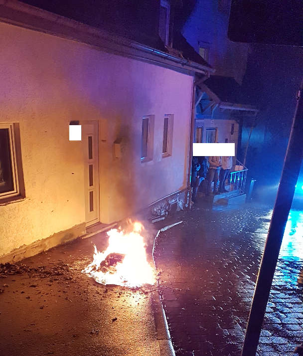 Brennende Mülltonne in der Grabenstraße (Foto: Presseteam der Feuerwehr VG Lambrecht)