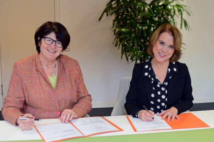 Petra Olschowski und Oberbürgermeisterin Cornelia Petzold sichern mit ihren Unterschriften die Finanzierung der BLB. (Foto: MWK)
