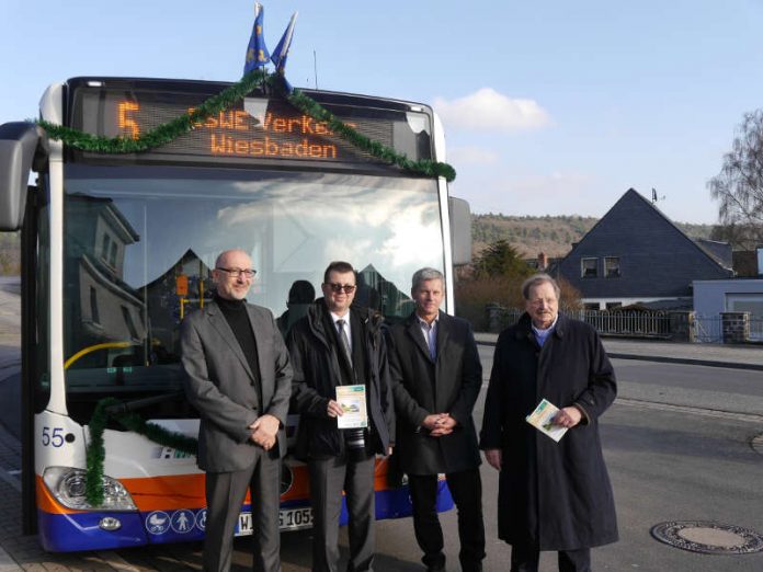 Roland Buitkamp (Geschäftsführer der Rheingau-Taunus-Verkehrsgesellschaft mbH), Jörg Gerhard (Geschäftsführer der ESWE Verkehrsgesellschaft mbH, Andreas Kowol (Umwelt- und Verkehrsdezernent der Landeshauptstadt Wiesbaden) sowie Günter F. Döring (Verkehrsdezernent des Rheingau-Taunus-Kreises). (Foto: ESWE)