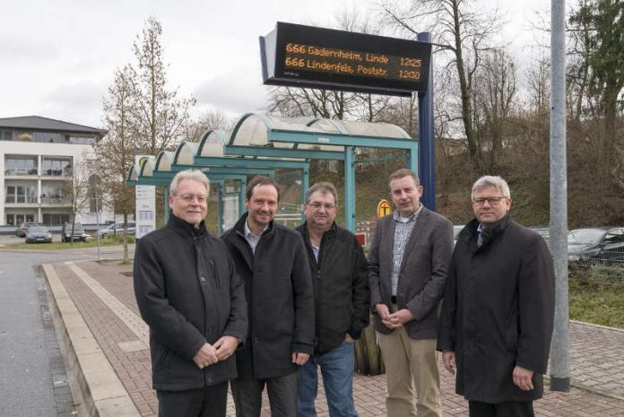 v.l.: Volkhard Malik, Geschäftsführer Verkehrsverbund Rhein-Neckar (VRN), Rainer Sauter, Geschäftsführer Verkehrsgesellschaft Gersprenztal mbH (VGG), Reinhold Bickelhaupt, Abteilungsleiter ÖPNV, Kreis Bergstraße, Karsten Krug, Hauptamtlicher Kreisbeigeordneter, Kreis Bergstraße und Volker Oehlenschläger, Bürgermeister Gemeinde Fürth i.O. (Foto: VRN)