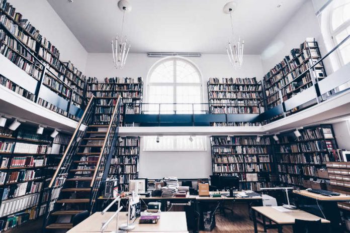 Blick in die Bibliothek (Foto: @portermcknight)