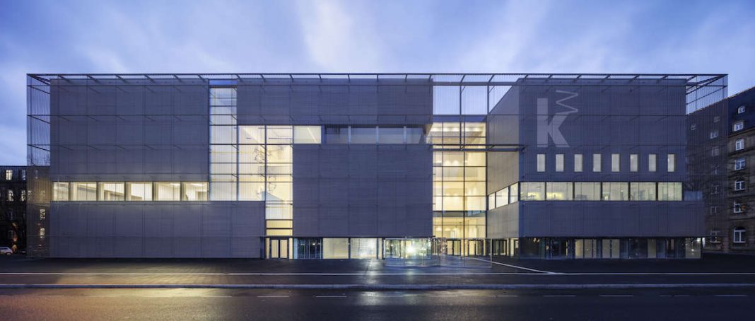 Die Fassade des Neubaus der Kunsthalle Mannheim am Abend (Foto: Hans-Georg Esch / gmp - Architekten von Gerkan, Marg und Partner)
