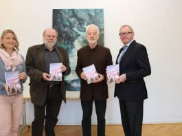 Landrat Ernst Walter Görisch, Rob Jansen, Voker Gallé und Désirée Fröschl (v.r.) präsentieren das Heimatjahrbuch 2018. (Foto: Simone Stier )