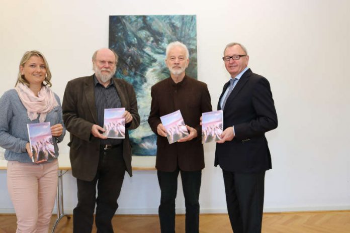 Landrat Ernst Walter Görisch, Rob Jansen, Voker Gallé und Désirée Fröschl (v.r.) präsentieren das Heimatjahrbuch 2018. (Foto: Simone Stier )