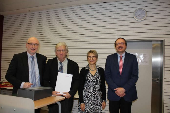 Laudator Prof. Dr. Heinrich Hanika, Preisträger Rechtsanwalt Andreas Burger, Dekanin Prof. Dr. Eveline Häusler und Hochschulpräsident Prof. Dr. Peter Mudra nach der Übergabe der Auszeichnung und der zugehörigen Urkunde. (Foto: Hochschule Ludwigshafen)