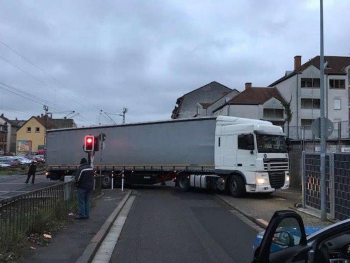 Der LKW blockierte den Bahnübergang (Foto: Polizei RLP)