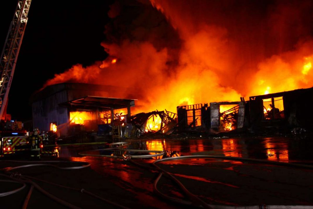 Großbrand in einem großen Hallenkomplex (Quelle: Landeshauptstadt Mainz / Foto: Frank Sauer)