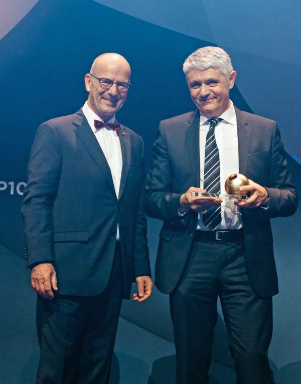 OB Dr. Bernhard Matheis nimmt den Jubiläumspreis aus den Händen von Stefan Schulze-Hausmann, Vorstandsmitglied der Stiftung Deutscher Nachhaltigkeitspreis, in Düsseldorf entgegen. (Foto: Deutscher Nachhaltigkeitspreis/Dariusz Misztal)