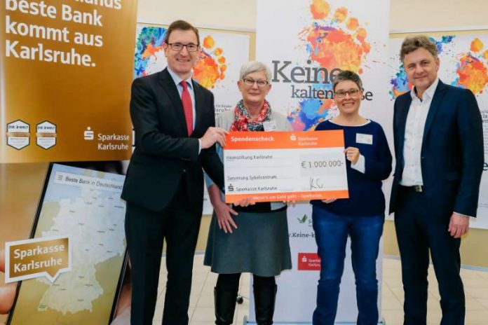 Sparkassendirektor Michael Huber, Geschäftsführerin Martina Warth-Loos, Eva Rühle (Einrichtungsleiterin des Sybelcentrums), Oberbürgermeister Dr. Frank Mentrup (Foto: Sparkasse Karlsruhe) Sparkassendirektor Michael Huber, Geschäftsführerin Martina Warth-Loos, Eva Rühle (Einrichtungsleiterin des Sybelcentrums), Oberbürgermeister Dr. Frank Mentrup (Foto: Sparkasse Karlsruhe)