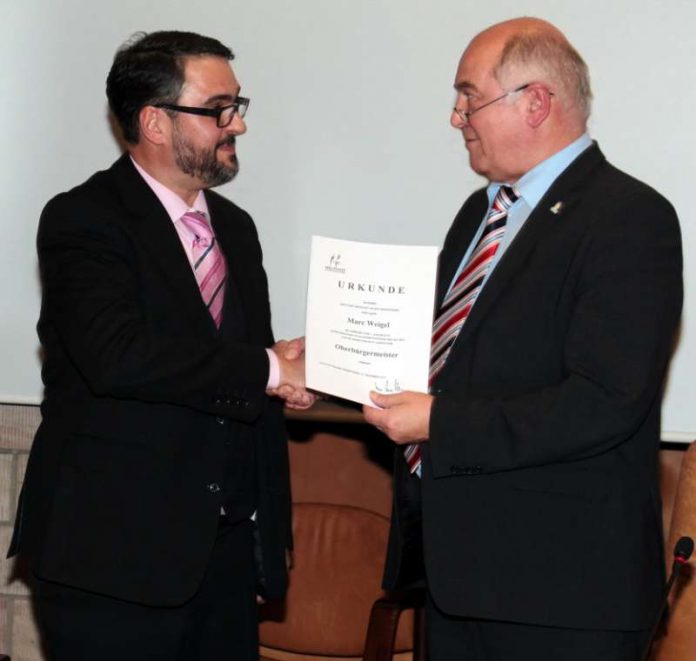 Der neue OB Marc Weigel (li.) wird vom scheidenden OB Hans Georg Löffler vereidigt. (Foto: Rolf Schädler)