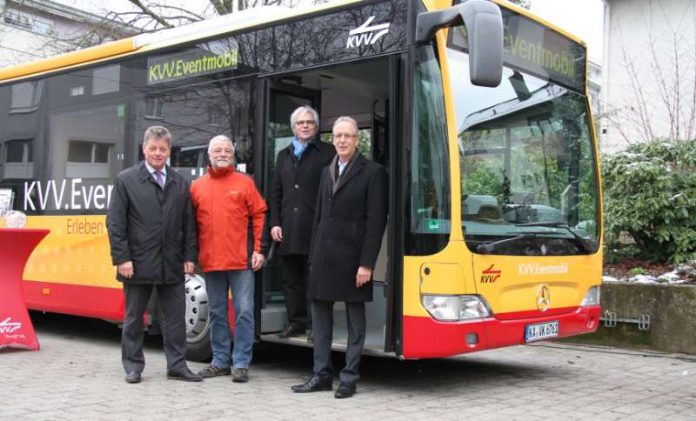 Interkommunale Kooperation: Über den Start der neu gestalteten Buslinien freuen sich (v.l.n.r.) Stupferichs Ortsvorsteher Alfons Gartner, Waldbronns Bürgermeister Franz Masino, Wettersbachs Ortsvorsteher Rainer Frank und Karlsbads Bürgermeister Jens Timm. Am Samstag machte das KVV Event-Mobil auf dem Rathausplatz in Waldbronn Station, um den Bürgern vor Ort das neue Angebot zu präsentieren. (Foto: KVV)