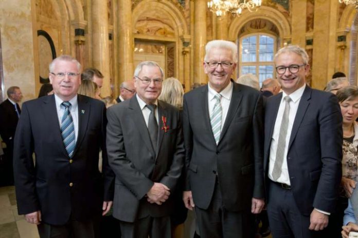 Bürgermeisterstellvertreter Joachim Lauterbach, Willi Becker, Ministerpräsident Winfried Kretschmann, Landrat Dr. Christoph Schnaudigel. (Foto: Landratsamt Karlsruhe)