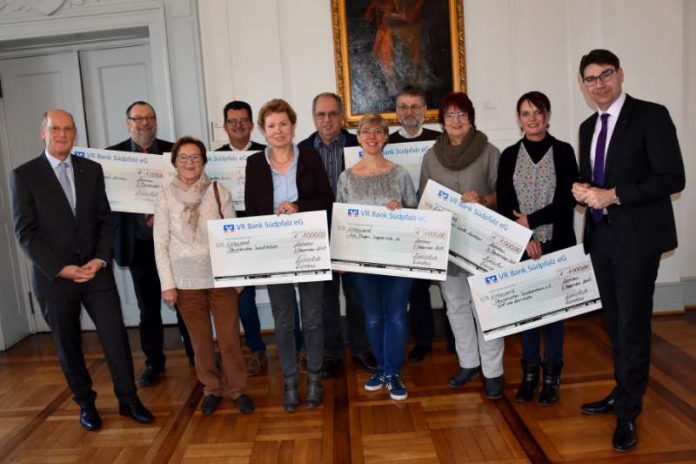 Feierstunde im Rathaus: Sieben soziale Einrichtungen aus der Region durften sich über eine Spende des Lions Clubs Landau in Höhe von je 1.000 Euro freuen. (Foto: Stadt Landau in der Pfalz)