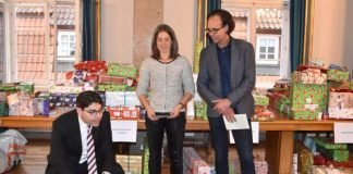 Oberbürgermeister Thomas Hirsch (l.) gemeinsam mit Kabarettist Christoph Sonntag und Susanne Burgdörfer vom Haus der Familie bei der großen Bescherung der Aktion „Kinderwunschbaum“ im Empfangssaal des Landauer Rathauses. (Foto: Stadt Landau in der Pfalz)