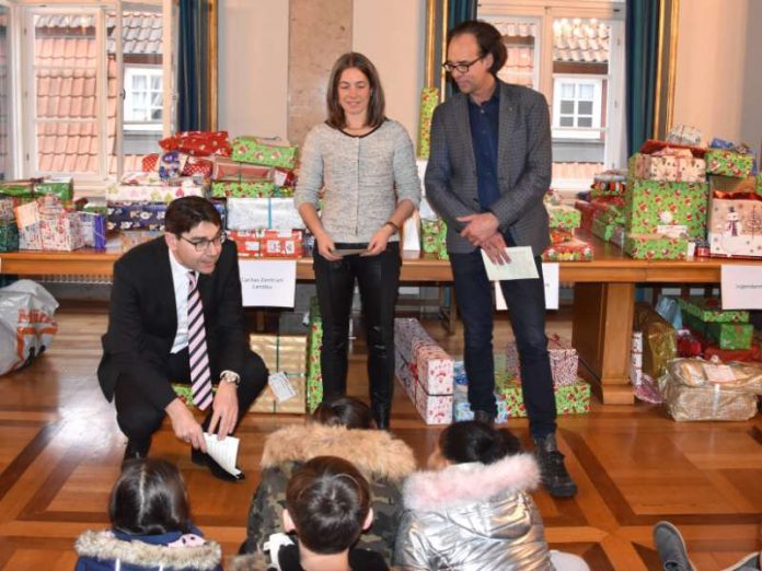 Oberbürgermeister Thomas Hirsch (l.) gemeinsam mit Kabarettist Christoph Sonntag und Susanne Burgdörfer vom Haus der Familie bei der großen Bescherung der Aktion „Kinderwunschbaum“ im Empfangssaal des Landauer Rathauses. (Foto: Stadt Landau in der Pfalz)