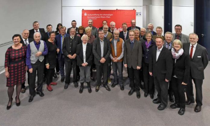 Landrat Clemens Körner und Sparkassenvorstand Clemens G. Schnell übergaben Spenden der Kulturstiftung der ehemaligen Kreissparkasse Rhein-Pfalz an Vereine und Initiativen aus dem Rhein-Pfalz-Kreis. (Foto: Sparkasse Vorderpfalz/Klaus Venus)