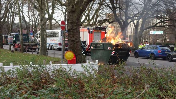 Die Flammen schlugen aus der Mulde (Foto: Feuerwehr Wiesbaden)