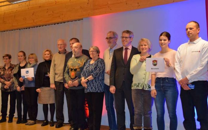 Landrat Christian Engelhardt verleiht die Ehrenamts-Card. (Foto: Kreis Bergstraße)