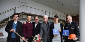 v.l.: Johannes Dölger (Lions Club Mannheim Quadrate), Ilya Lapich (Internationales Opernstudio), Albrecht Puhlmann (Opernintendant des NTM), Rainer Neumann (Orchesterdirektor des NTM), Christine Senger (Rektorin der Kerschensteinerschule) und Rouven Hübner (Stadtjugendfeuerwehrwart) (Foto: Christian Kleiner)