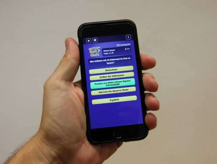 Reli-Quiz als App auf dem Handy (Foto: Bistum Speyer)