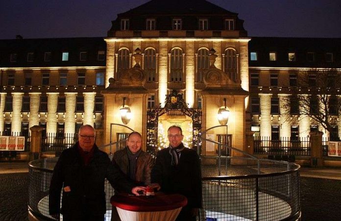 v.l.: Dr. Jörg Blattmann (Geschäftsführer Universitätsklinikum Mannheim), Erster Bürgermeister Christian Specht, Ralf Klöpfer (Vorstand MVV Energie AG) (Foto: UMM)