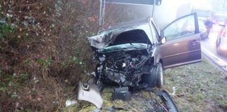Einer der beiden beteiligten PKW (Foto: Feuerwehr Wiesbaden)