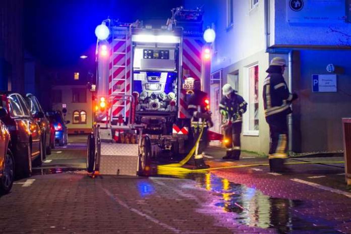 Die Feuerwehr Dossenheim beim Einsatz an der Wäscherei