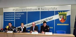 v.l.n.r: Leiter der Ermittlungsgruppe Lippold, Leitende Oberstaatsanwältin Möhlig, Polizeivizepräsident Weber, Leiter der Pressestelle der Polizei Baron