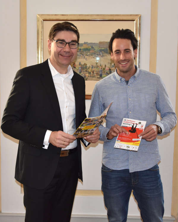 Oberbürgermeister und Schirmherr Thomas Hirsch (l.) und Meeting-Direktor Dennis Schober (r.) freuen sich auf das 21. Landauer Stabhochsprungmeeting am 4. Juli 2018. (Foto: Stadt Landau in der PfalzI