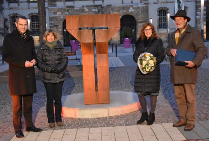 Bürgermeister und Kulturdezernent Dr. Maximilian Ingenthron, Sabine Haas, Leiterin der städtischen Kulturabteilung, Margit Lauer, Witwe des Künstlers David D. Lauer, und Jürgen Pils, Mitglied des Kunstvereins Villa Streccius, bei der Übergabe der Skulptur „Daimon IV – Großer Kopf“ auf dem Landauer Untertorplatz. (Foto: Stadt Landau in der Pfalz)