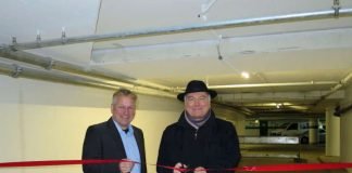 Architekt Romanowski und OB Löffler eröffnen gemeinsam das Parkdeck P3 im Klemmhof. (Foto: Stadtverwaltung Neustadt)