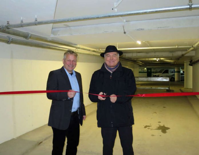 Architekt Romanowski und OB Löffler eröffnen gemeinsam das Parkdeck P3 im Klemmhof. (Foto: Stadtverwaltung Neustadt)